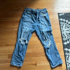 American Eagle Ripped Mom Jeans 6 Short